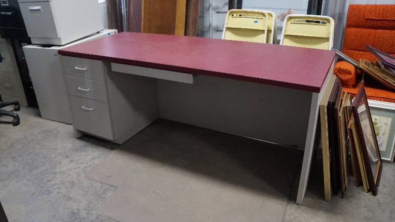 lot 14 image: Managers Desk