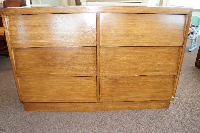 lot 16 image: Mid Century Danish Style Art Deco 6 Drawer Low Boy Maple Side by Side Dresser