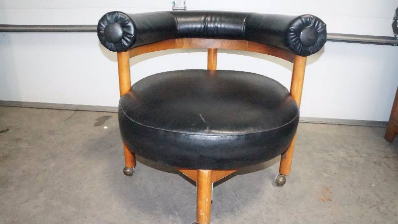 lot 19 image: Vintage Round Barrel Back Office Chair on Wheels