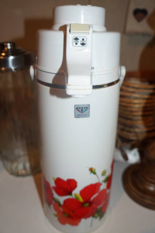 lot 121 image: Vintage Diamond Coffee Vacuum Bottle