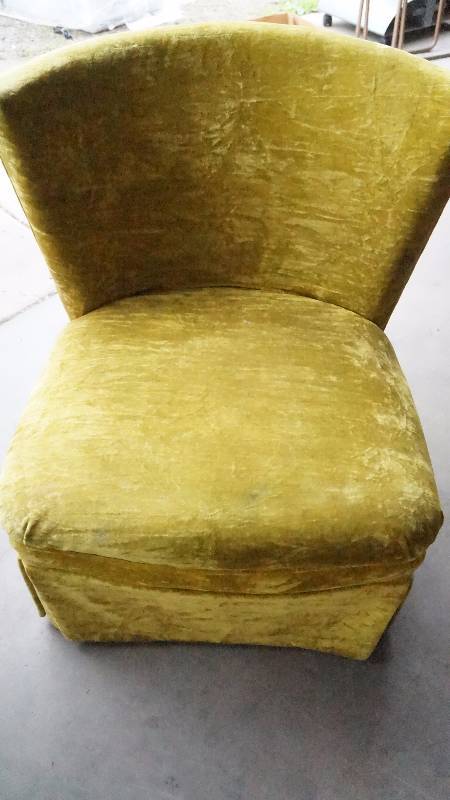 lot 18 image: Gold Velvet Slipper Chair