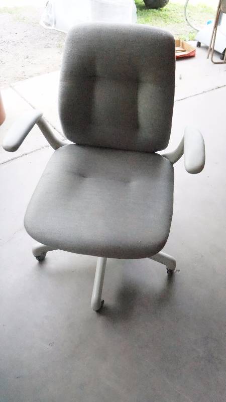 lot 20 image: Gray Office Chair