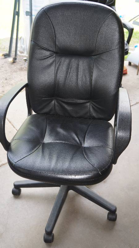 lot 22 image: Faux Leather office Chair on Wheels