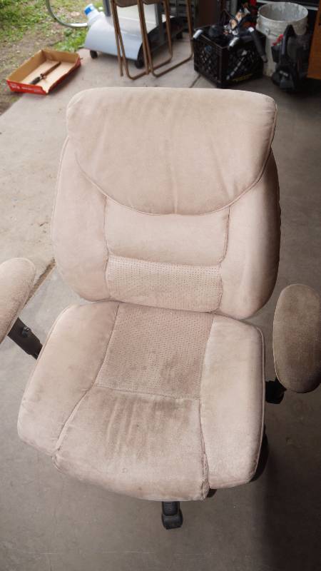 lot 23 image: Sealy Posturpedic Office Chair on Wheels