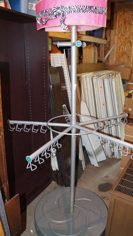 lot 25 image: Round Retail Display Rack