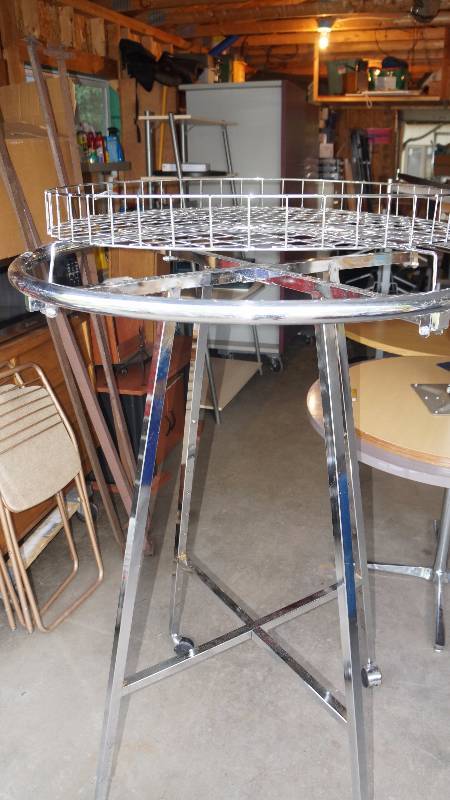 lot 30 image: Commercial Round Adjustable Height Clothing Rack on Wheels