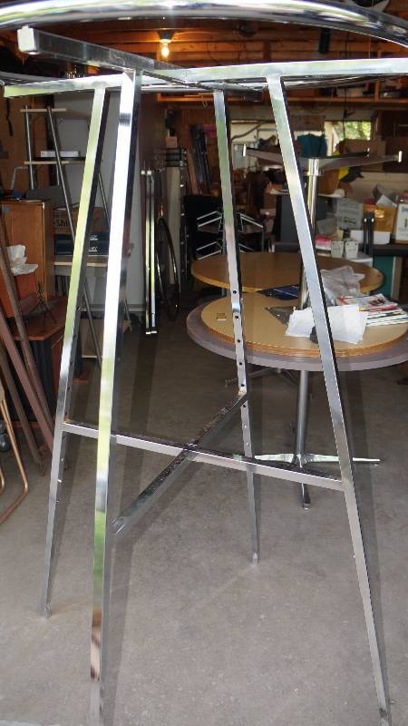 lot 31 image: Commercial Round Adjustable Height Clothing Rack on Wheels
