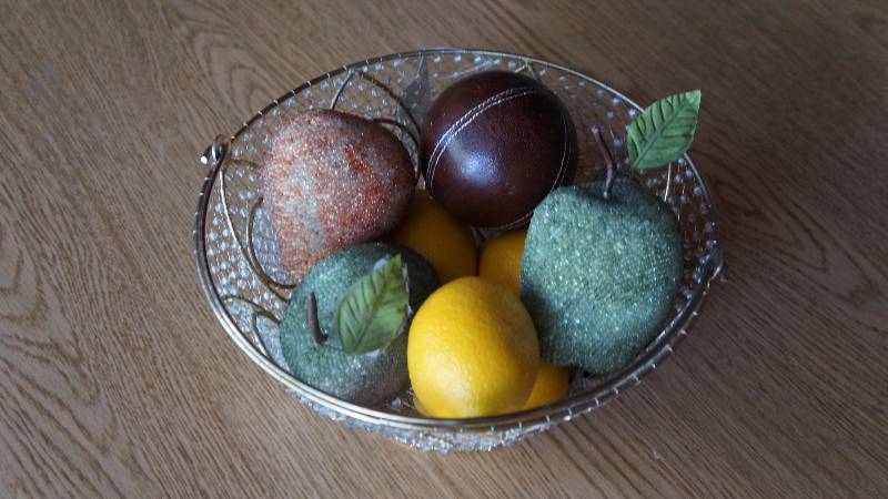 lot 117 image: NWT Serving Bowl with Fake Fruit