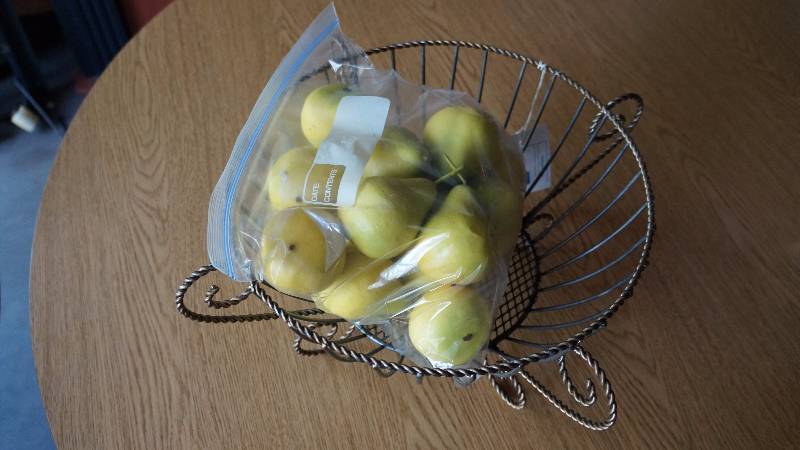 lot 118 image: NWT Metal Wire Serving Bowl w Fake Pears