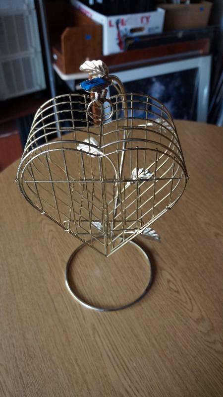 lot 124 image: Vintage Home Interiors Heart Shaped Bird Cage Decor