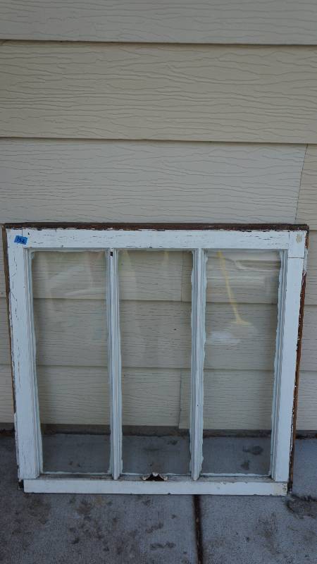 lot 132 image: Vintage 3 Pane Window