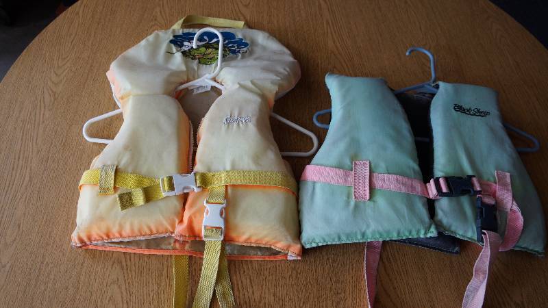 lot 179 image: Set of 2 Toddler Life Jackets