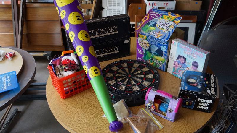 lot 186 image: Lot of Toys & Games