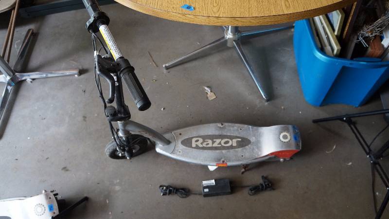 lot 193 image: Razor Scooter with Charger