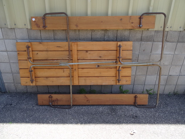 Picnic table. Folding legs.