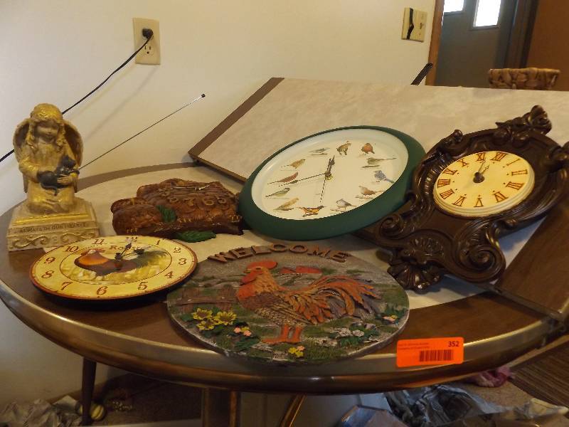 lot 352 image: Decorative Items