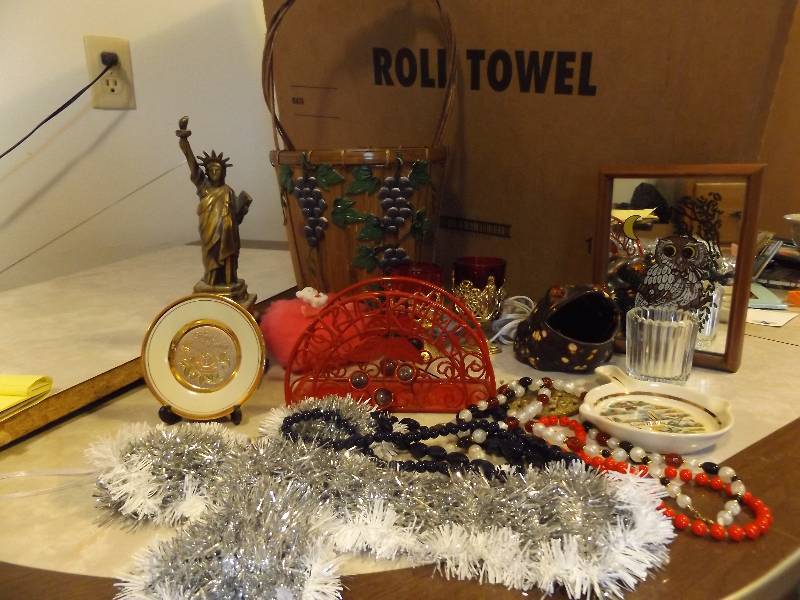 lot 355 image: Decorative Items