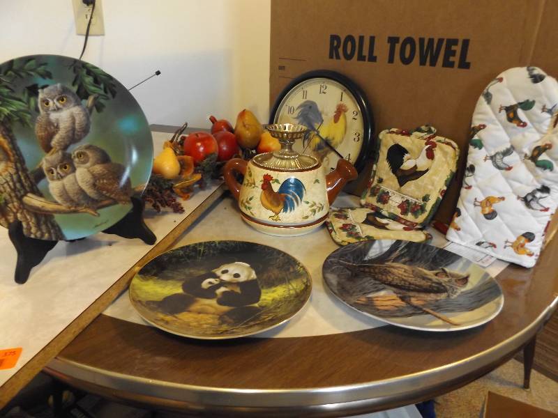 lot 375 image: Decorative Items