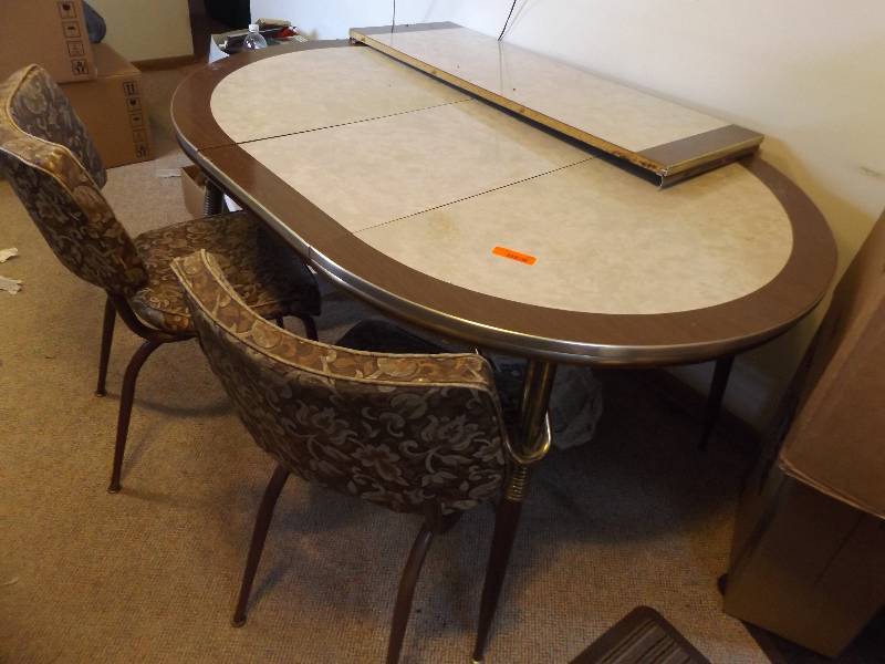 lot 377 image: Dining Room Table and Chairs