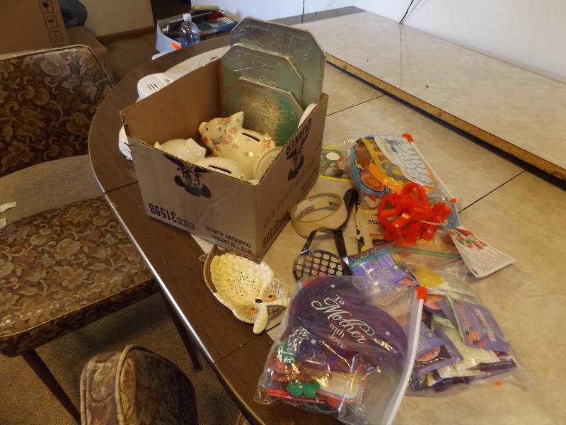 lot 378 image: Decorative Items