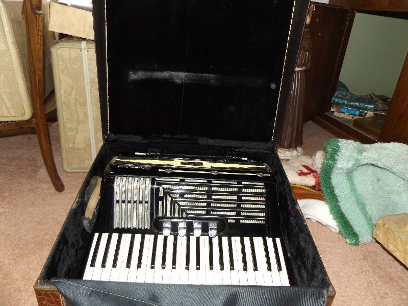 lot 384 image: Rondini Accordion
