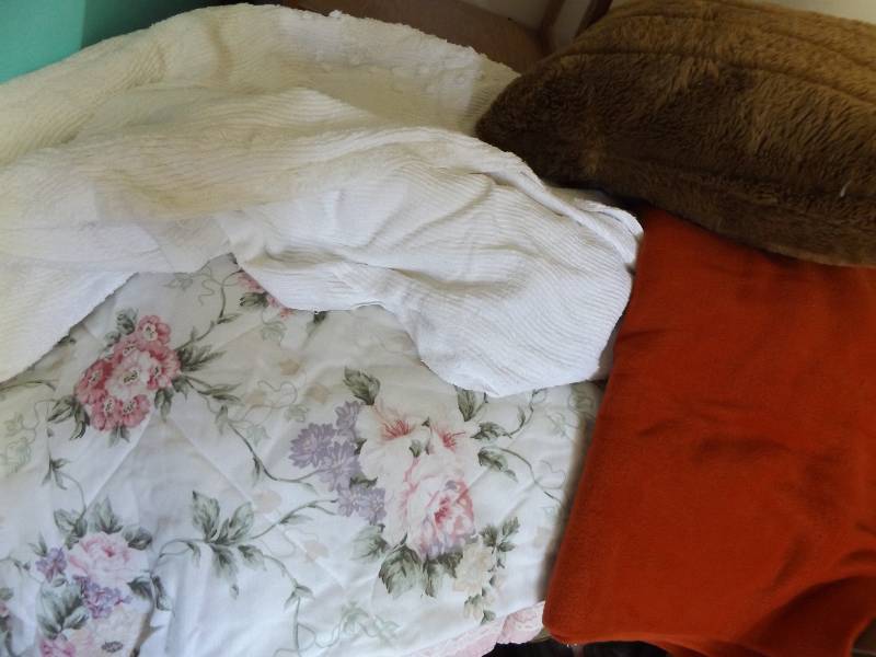 lot 394 image: Bedding