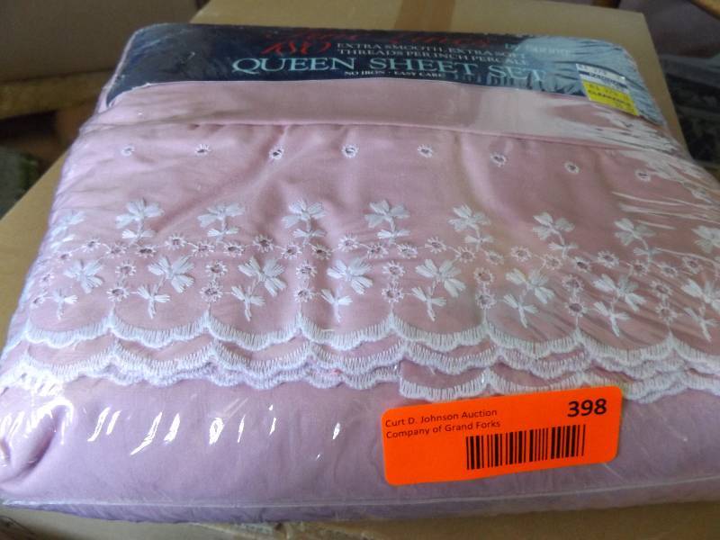 lot 398 image: Bedding