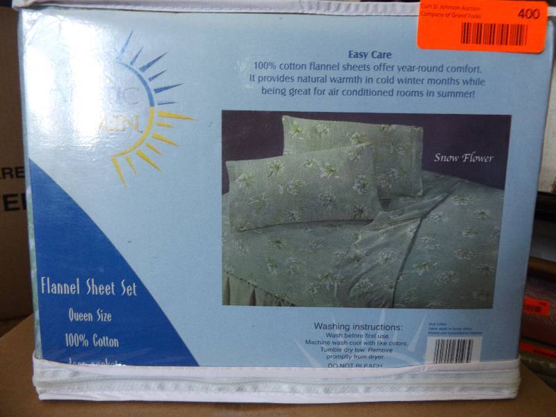 lot 400 image: Bedding