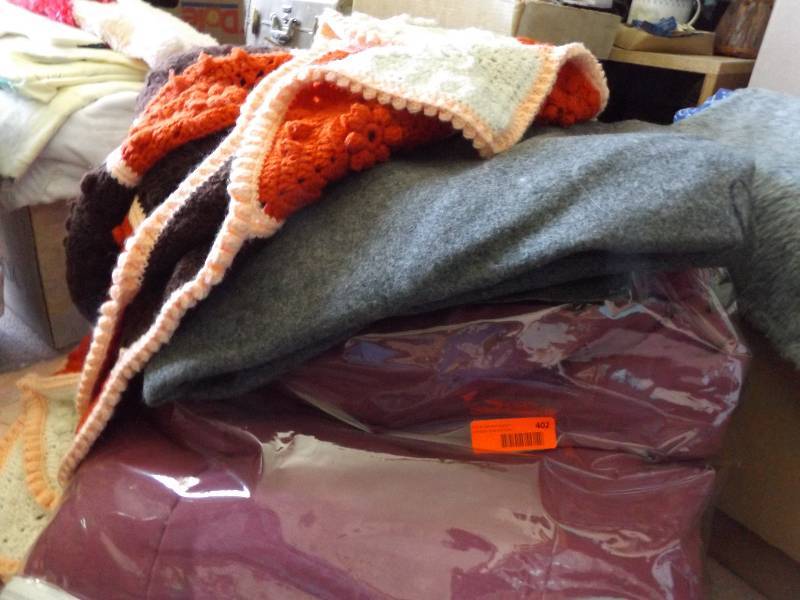 lot 402 image: Bedding items