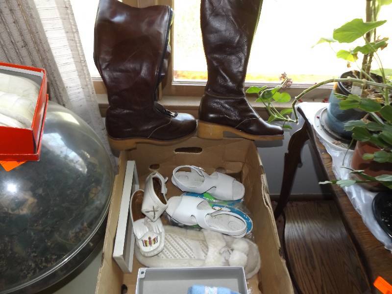 lot 418 image: Shoes