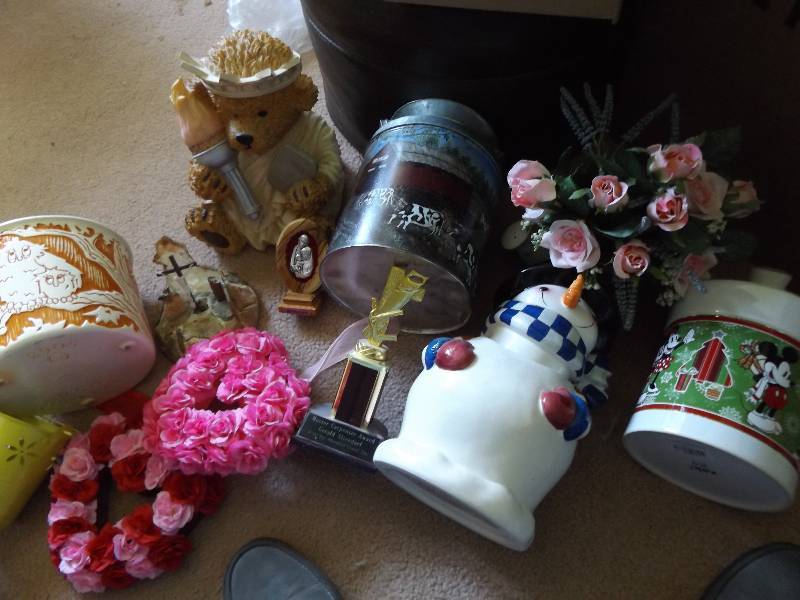 lot 419 image: Decorative Items