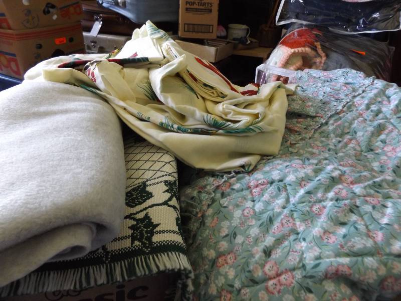 lot 420 image: Bedding items