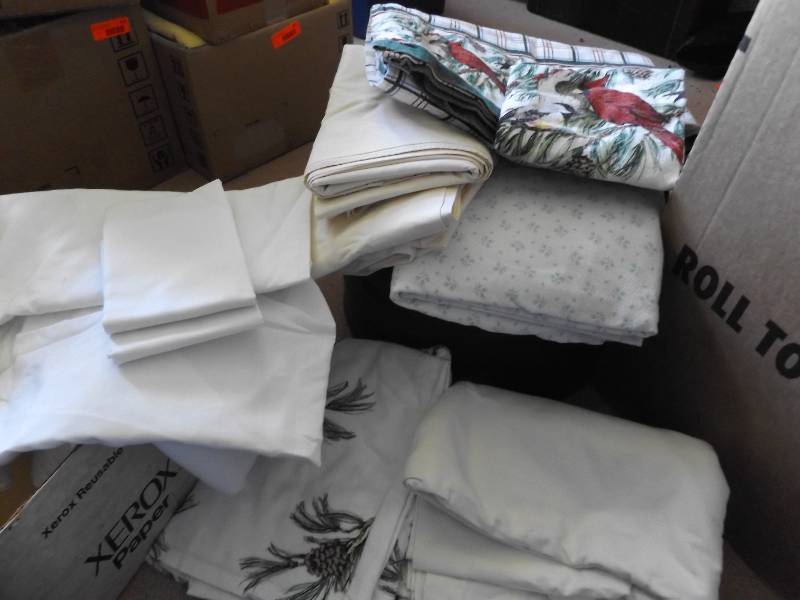 lot 424 image: Bedding items