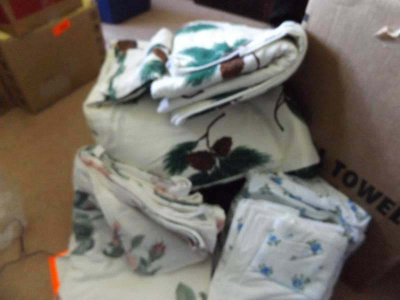 lot 425 image: Bedding items