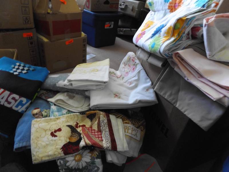 lot 426 image: Bedding items