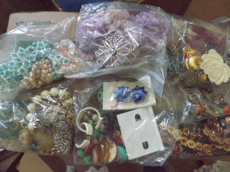 lot 460 image: Assorted Jewelry