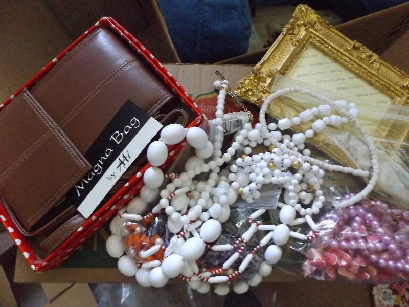 lot 461 image: Assorted Jewelry