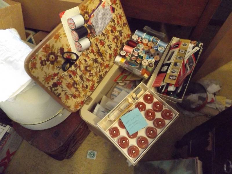 lot 465 image: Sewing Supplies
