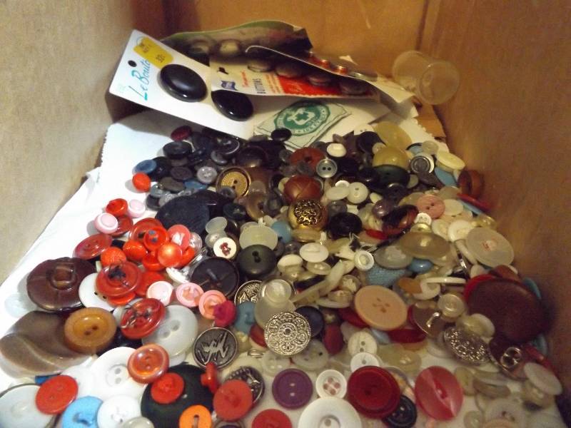 lot 472 image: Buttons