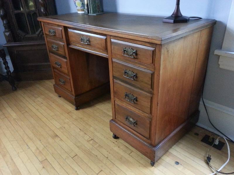 Late Vicotrian  Early Edwardian Walnut & Leather Pedestal Kneehole Desk