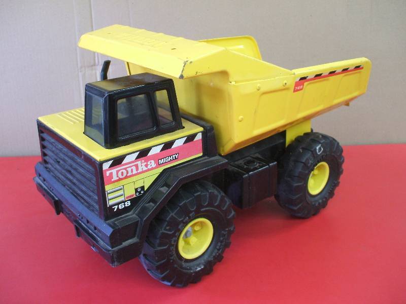 lot 9 image: Dump Truck