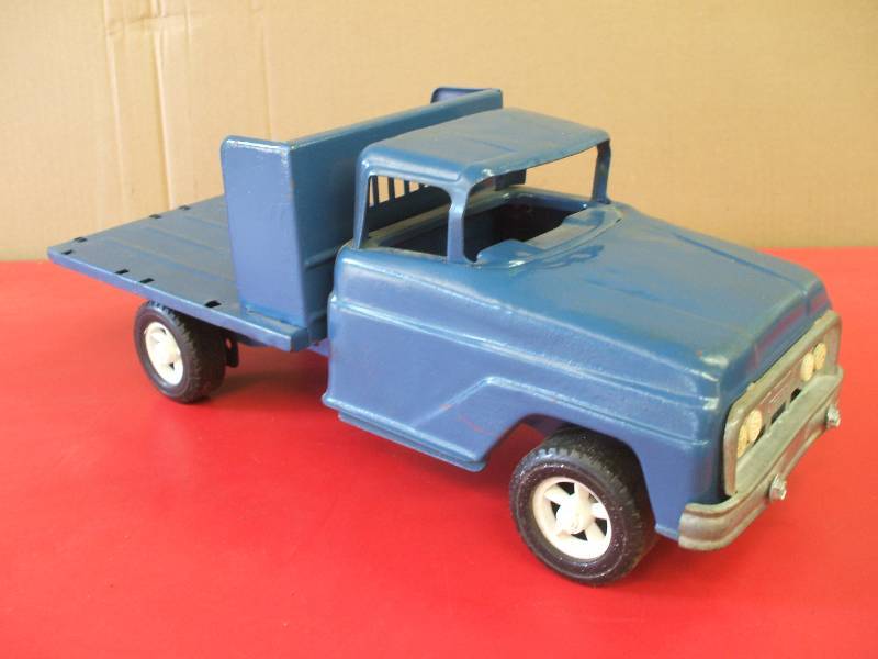 lot 11 image: Flatbed Truck