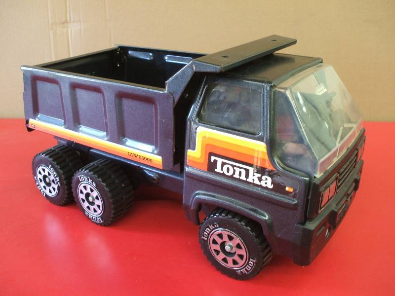 lot 13 image: Dump Truck