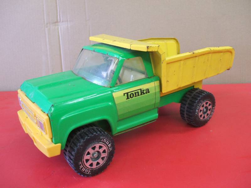 lot 14 image: Dump Truck