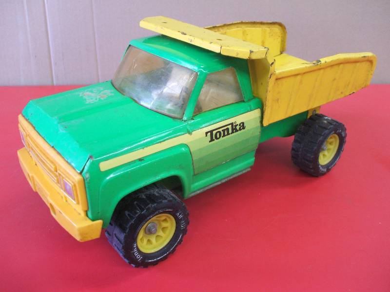lot 15 image: Dump Truck