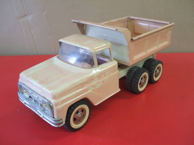 lot 32 image: Dump Truck