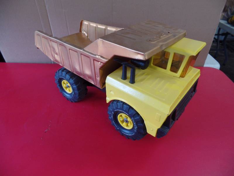 lot 42 image: Dump Truck