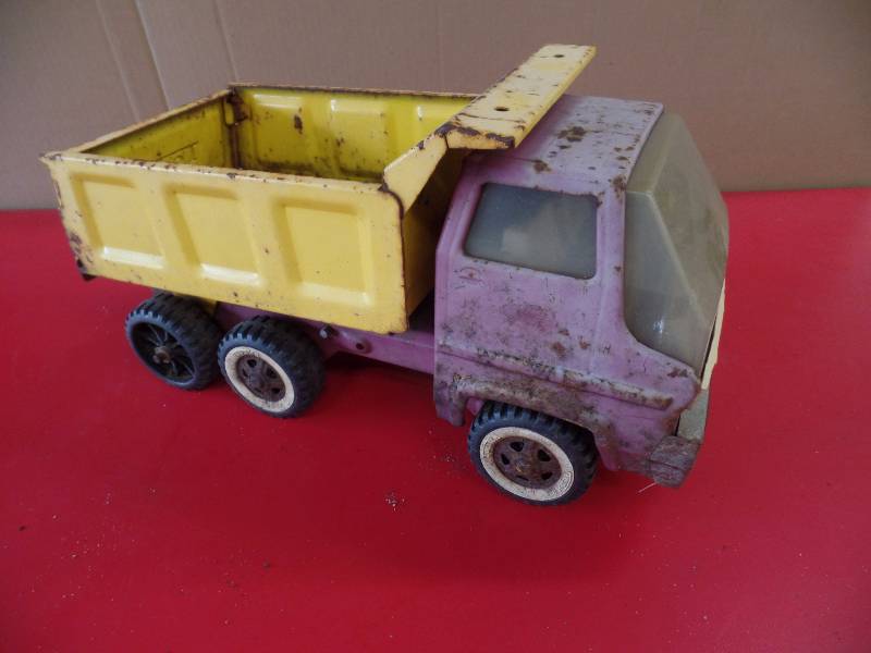 lot 45 image: Dump Truck