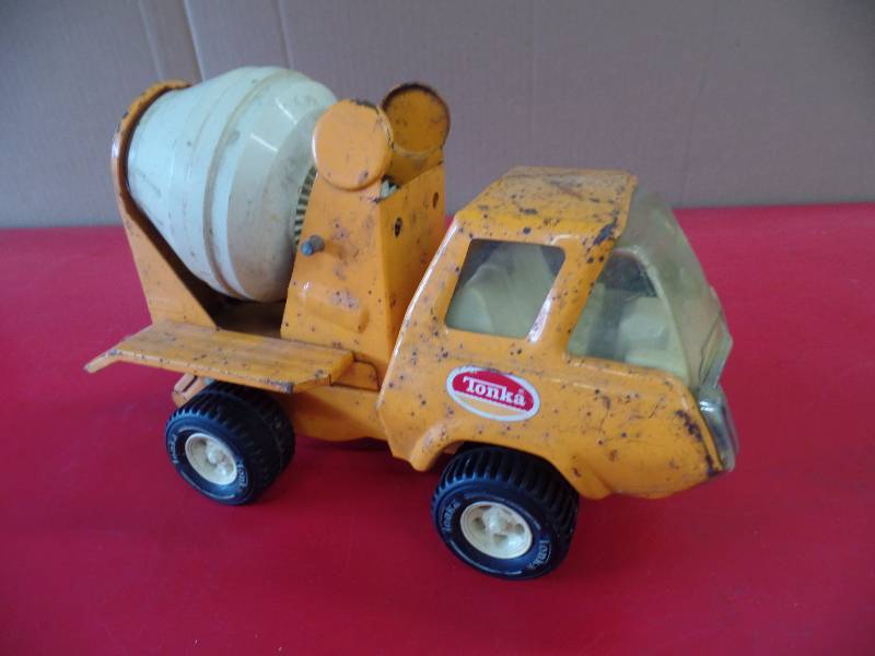 lot 53 image: Cement Truck