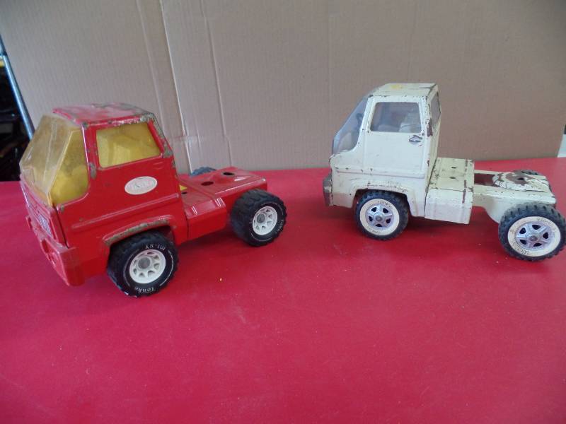 lot 70 image: Semi Trucks